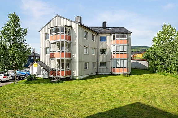 Langmoheia/ Mo i Rana. Koselig 3-roms andelsleilighet i 2. etasje i et veldrevet borettslag- innglasset balkong.