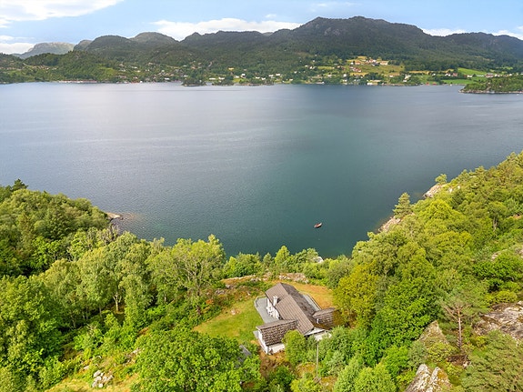 Her får man solnedgangene inn i vinduene på hytta på kveldene