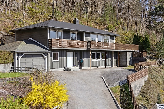 Velkommen til Moskedalen 8! Perfekt familiebolig med gjennomtenkt planløsning over to plan.