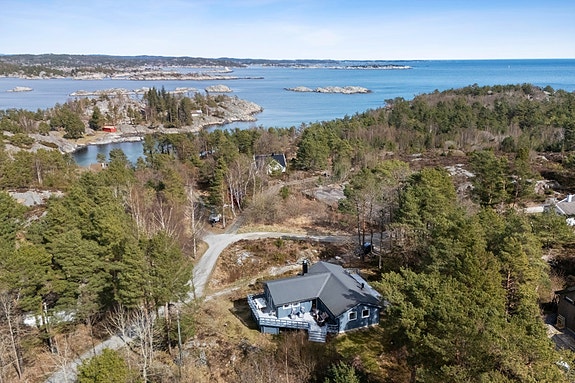 Velkommen til Justøygavlen 6. Velholdt hytte med egen båtplass beliggende i et av Lillesands fineste hytteområder.