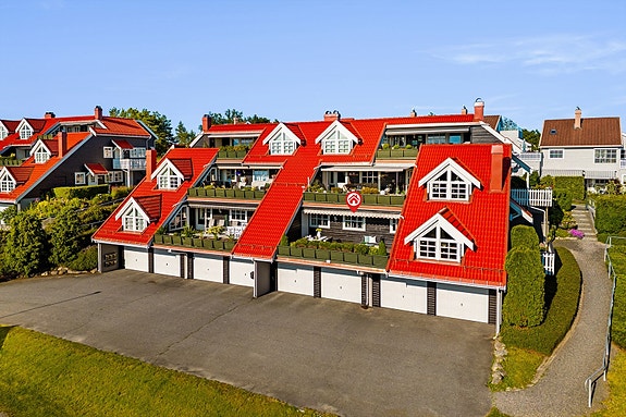 Lekker terrasseleilighet med fantastisk lysinnslipp og utsøkte vindusdetaljer.