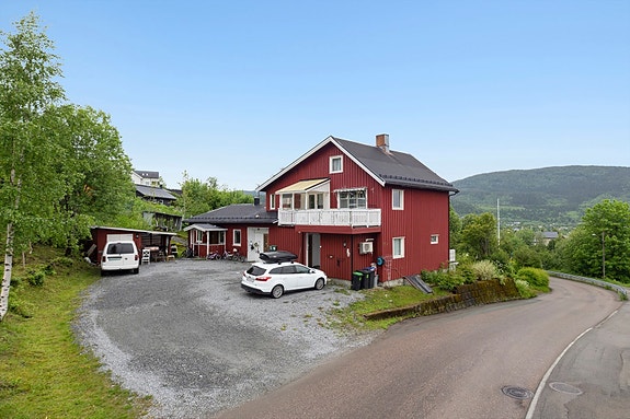 DNB Eiendom v/Lars-Kåre Valla Jacobsen har gleden av å presentere denne innholdsrike og historisk boligen i Båsmoveien 36A!