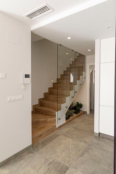 Eksklusiv villa over to etasjer med privat basseng | 3 soverom og 3 bad | Solrik takterrasse   i nærheten av golfbanen