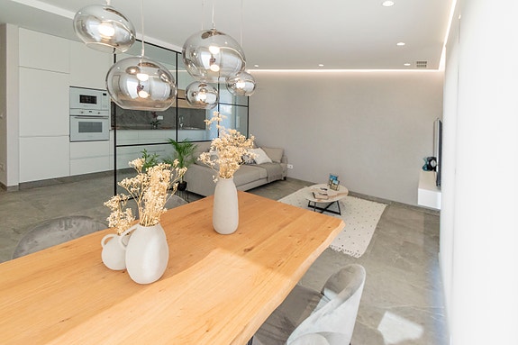 Eksklusiv villa over to etasjer med privat basseng | 3 soverom og 3 bad | Solrik takterrasse   i nærheten av golfbanen