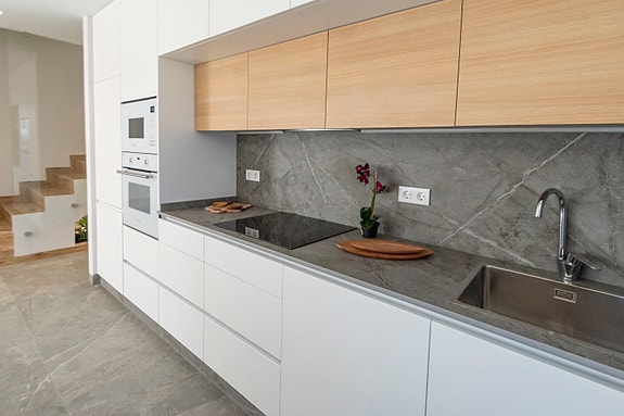 Eksklusiv villa over to etasjer med privat basseng | 3 soverom og 3 bad | Solrik takterrasse   i nærheten av golfbanen