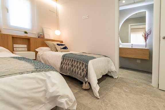 Eksklusiv villa over to etasjer med privat basseng | 3 soverom og 3 bad | Solrik takterrasse   i nærheten av golfbanen