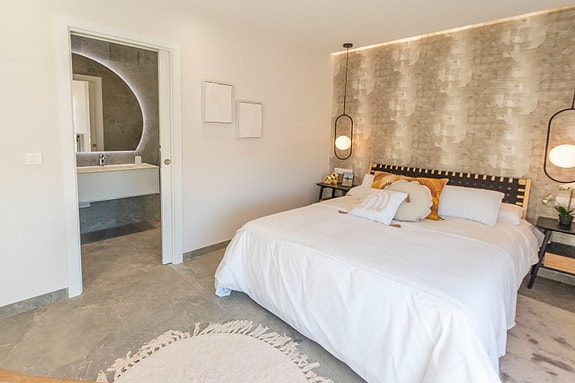 Eksklusiv villa over to etasjer med privat basseng | 3 soverom og 3 bad | Solrik takterrasse   i nærheten av golfbanen