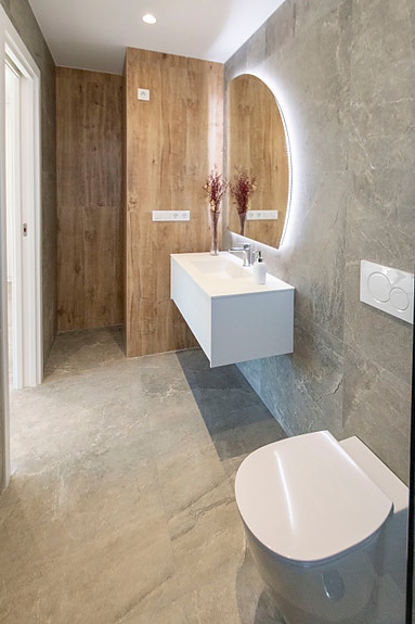 Eksklusiv villa over to etasjer med privat basseng | 3 soverom og 3 bad | Solrik takterrasse   i nærheten av golfbanen