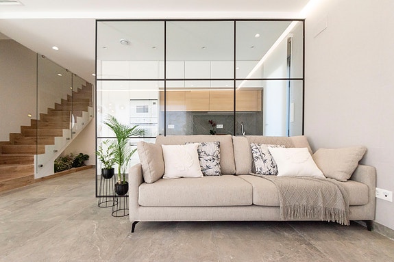 Eksklusiv villa over to etasjer med privat basseng | 3 soverom og 3 bad | Solrik takterrasse   i nærheten av golfbanen