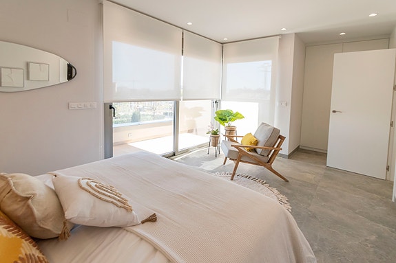 Eksklusiv villa over to etasjer med privat basseng | 3 soverom og 3 bad | Solrik takterrasse   i nærheten av golfbanen