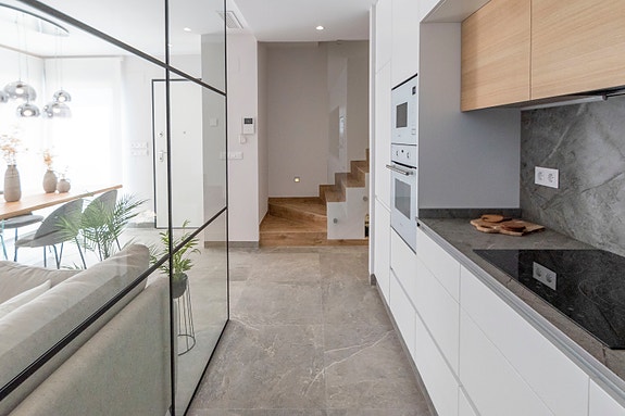 Eksklusiv villa over to etasjer med privat basseng | 3 soverom og 3 bad | Solrik takterrasse   i nærheten av golfbanen