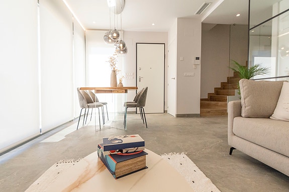 Eksklusiv villa over to etasjer med privat basseng | 3 soverom og 3 bad | Solrik takterrasse   i nærheten av golfbanen