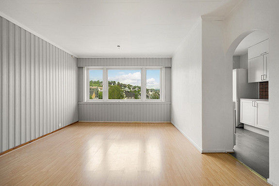 Stue gir god plass for møblering i ulike soner med både spisebord og sofagruppe