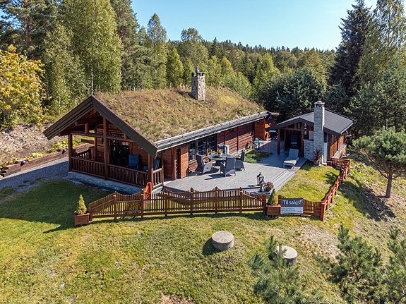 Velkommen til Svartvika 1 - en velholdt og pen hytte i flotte omgivelser ved Helgesjøen.