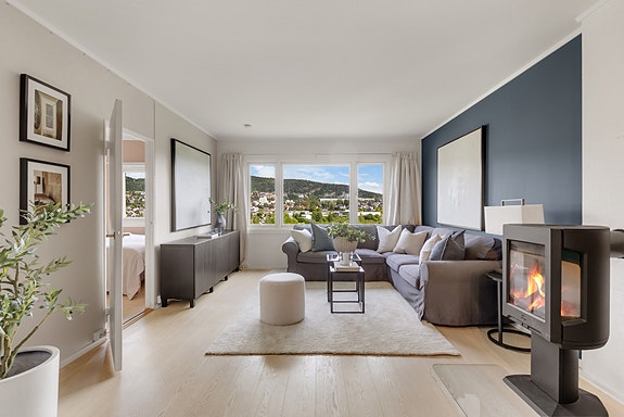 Innbydende, gjennomgående og lys leilighet som er betydelig oppusset i 2019.