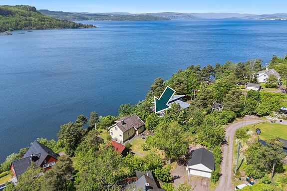 Velkommen til Drasundveien 30 - en usjenert og idyllisk beliggenhet med storslagen utsikt over fjorden!