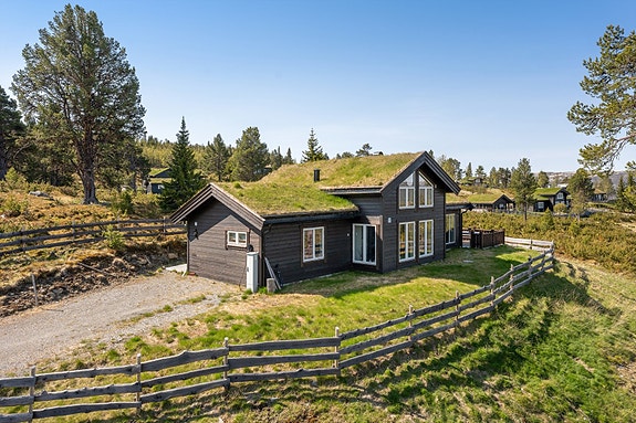 Låvåsstigen 6 presenteres av DNB Eiendom ved Ingrid Sunniva Bungum. Hytta ligger nydelig til på Kvamsfjellet, mot Rondane.