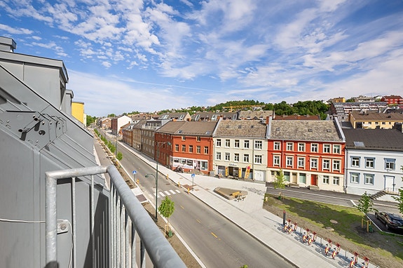 EiendomsMegler 1 ved Markus Tangvik har gleden av å presentere en stilren 2-roms leilighet i Innherredsveien 48.