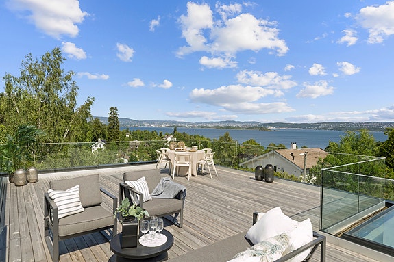 Fantastisk takterrasse på ca. 51 kvm med sol fra morgen til sen kveld. Rekkverket er i glass som gir en eksklusiv og luftig følelse.