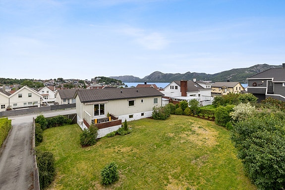 DNB Eiendom V/Tomas Hegre har gleden av å presentere Bedriftsveien 6 - En innholdsrik enebolig med sentral beliggenhet og en stor og skjermet uteplass.