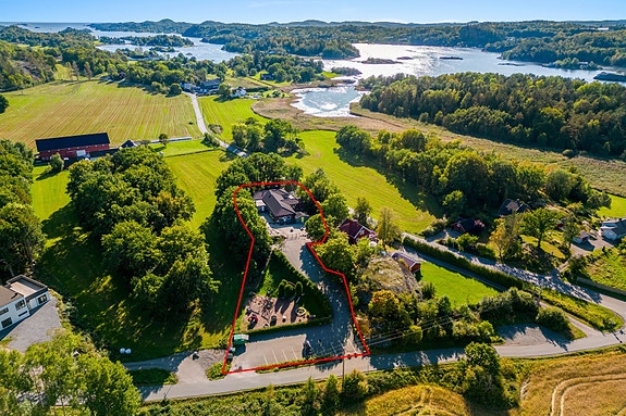 Idyllisk beliggenhet på Østerøya med kort vei til sjø, badestrand og fine turmuligheter.
