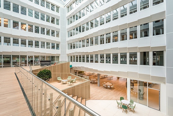 Kontorbygget har store og flotte fellesarealer, med mange sosiale soner på ulike nivåer.