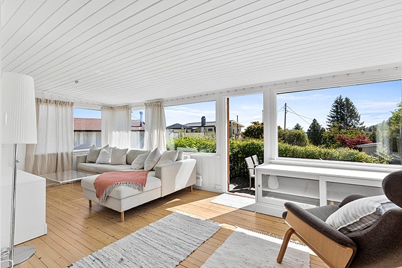 Velkommen til Øgarden 20! En innholdsrik og idyllisk fritidseiendom med solrik og sjønær beliggenhet