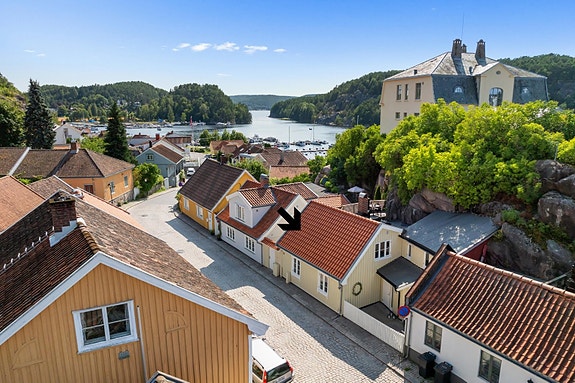 Påkostet enebolig beliggende i sjarmerende omgivelser med kort gåavstand ned til fjorden. Meget gode turmuligheter i området