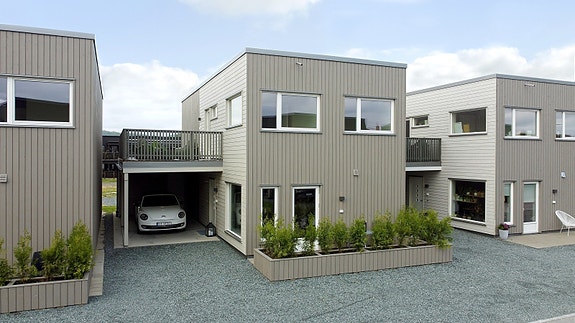 Velkommen til Grims gate 11 - en lekker, oppgradert og ubebodd enebolig i kjede over 2 plan. Carport med sportsbod i tilknytning.