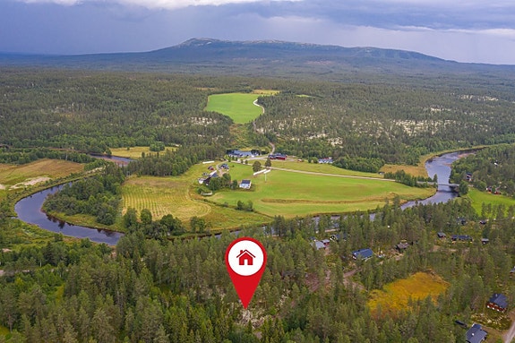 Velkommen til denne romslige og selveide tomten i friluftseldoradoet Osdalen! Med bilvei helt frem og kun 15min til Nordre Osen er mulighetene gode for å skape seg sitt fristed med nærhet flotte naturopplevelser og gode fasiliteter.