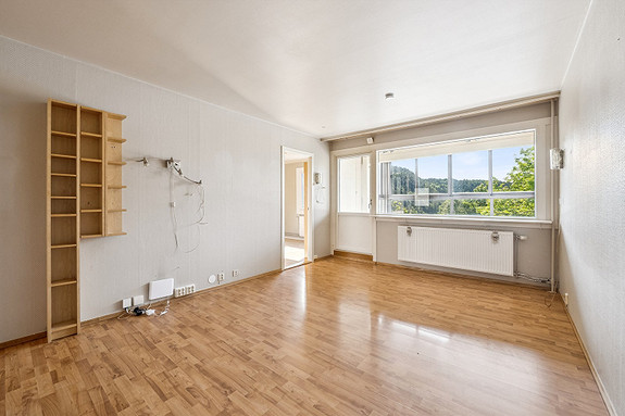 Lys og romslig stue med god plass til møblering og utgang til  innglasset balkong.
