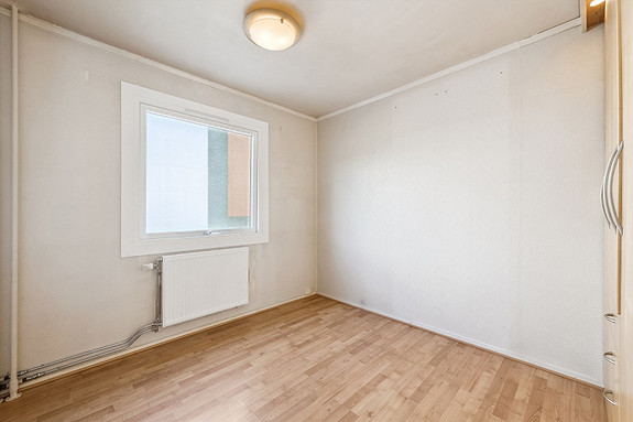 Soverom 1 - med god plass til dobbeltseng og stor garderobe.