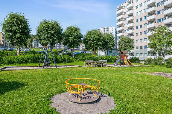 Arealene er pent opparbeidet med store grøntarealer med sittegrupper, plener og beplantning. Et flott sted å tilbringe tid med familie og venner.