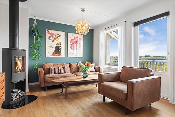 Stue med gode vindusflater som slipper inn masse lys.