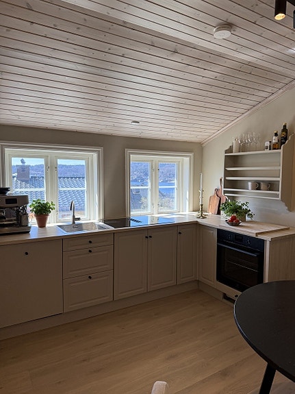 Nytt kjøkken med nye hvitevarer.