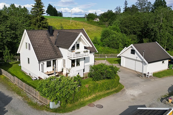Velkommen til denne svært velholdte og innholdsrike eneboligen i Lysverkbakken 8