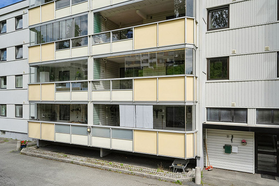 Det er umiddelbar nærhet til dagligvare, buss, barnehage, barneskole og idrettsanlegg.