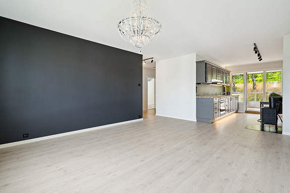 Moderne åpen løsning med spisestue, kjøkken og stue.