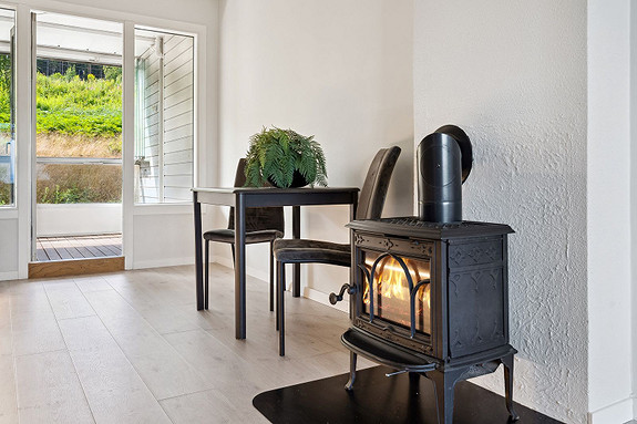 Leiligheten har en peisovn montert i stuen som varmer godt på kalde vinterdager.