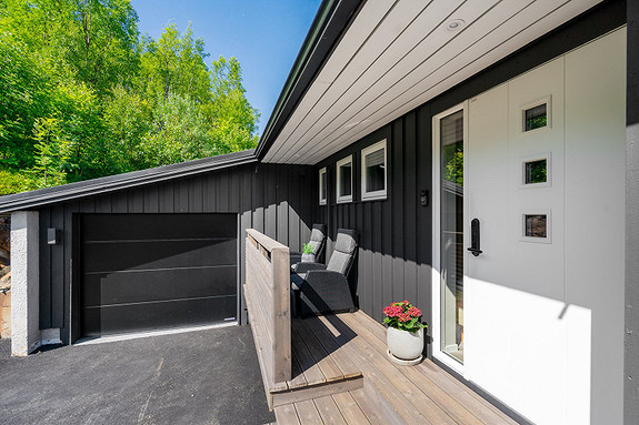 Garasje i tilknytning til boligen med god plass for lagring og oppbevaring
