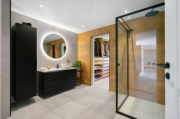 Lekkert bad med detaljer utenom det vanlige -Walk-in garderobe i tilknytning til badet