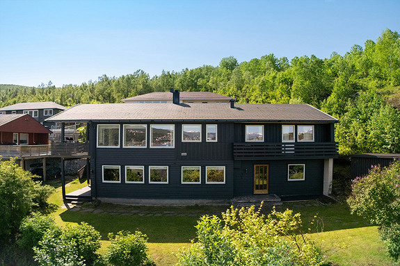 På eiendommen er det en flott hage og flere uteplasser på veranda og balkong