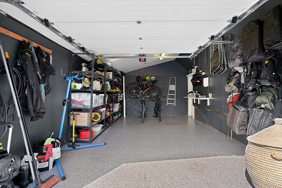 Praktisk garasje med parkering og oppbevaring