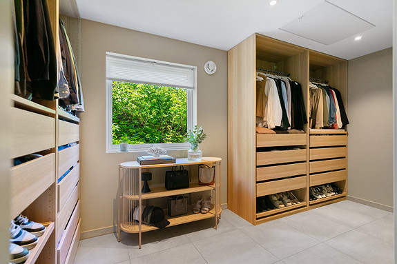 Walk-in garderobe i tilknytning til badet