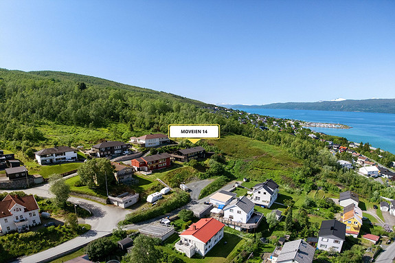 Boligen har en attraktiv og barnevennlig beliggenhet i et rolig strøk på Ankenes