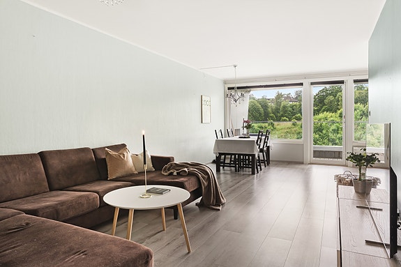 Elvenesvegen 50 presenteres av EIE Eiendomsmegling ved Marius Undheim Helvik og Gustav Brevik-Olsen.