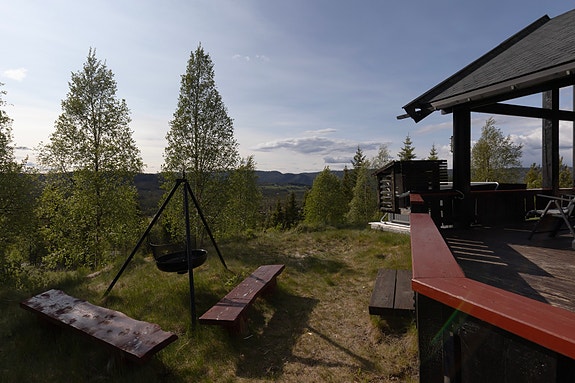 Koselig hytte på stor tomt med fine skjermede uteplasser.