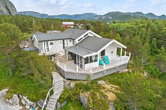 Pent opparbeidet eiendom og en innholdsrik hytte hvor man kan slappe av i helgene og feriene!