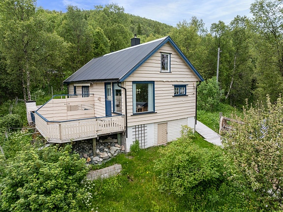 Koselig og idyllisk beliggende hytte på Mjelde, sør på Kvaløya.