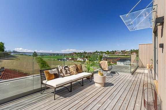 Flere muligheter for sittegrupper, solsenger, grill etc